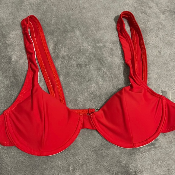 Red bikini - Picture 3 of 4